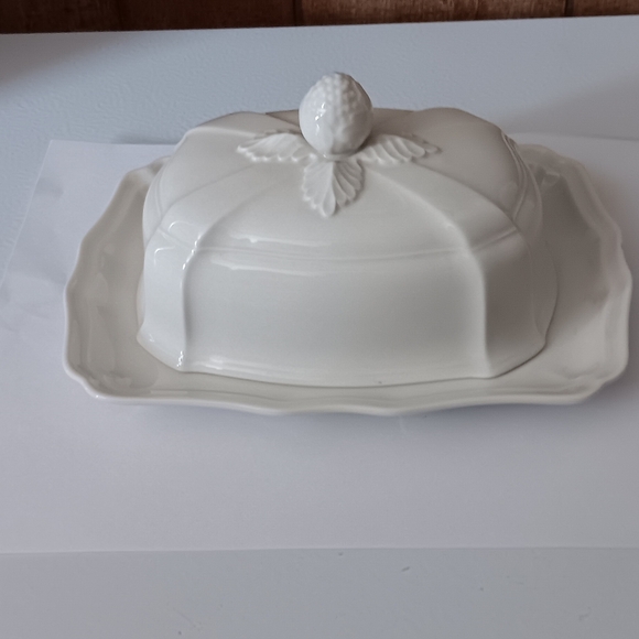 VILLEROY AND BOCH Other - VINTAGE VILLEROY AND BOCH MANOIR COVERED BUTTER DISH.